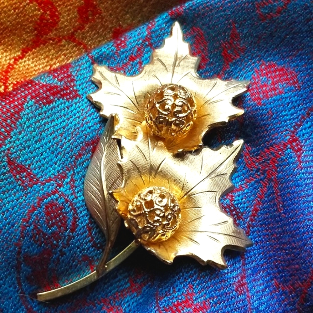 Vintage brooch golden leaves and berries broach pin leaf Gold tone